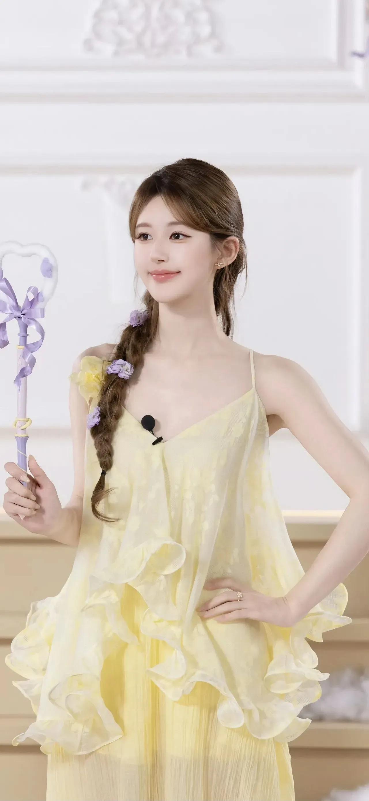 鹅黄纱裙漾开春日温柔，紫花编发缀满少女浪漫。赵露思，笑眼弯弯如春风拂面，是从