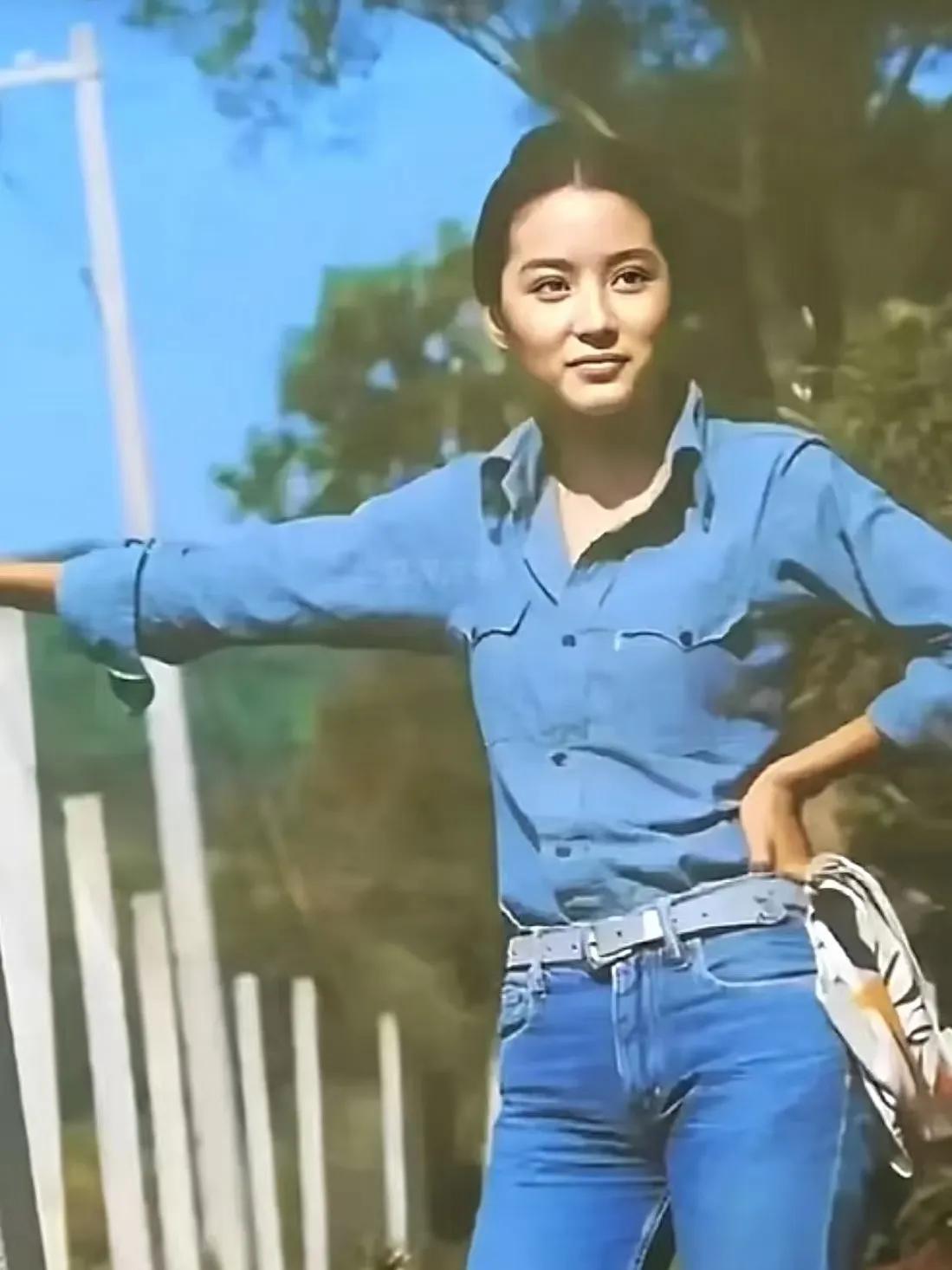林青霞这张照片太个性了，主打一个蓝色：蓝色的衬衣配蓝色的牛仔裤，与背后的蓝天相互