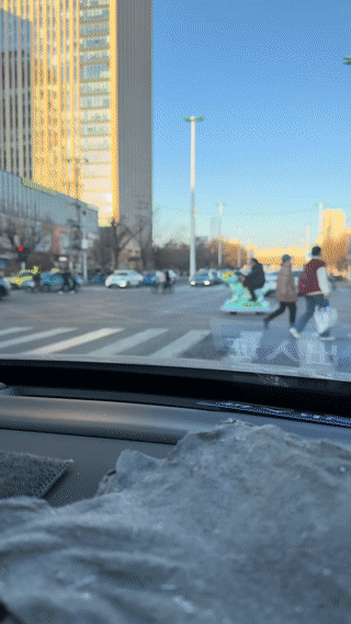 天津街头，一位大哥竟然骑着一辆电动恐龙车在路上行驶？看起来真是太奇葩了！天津身