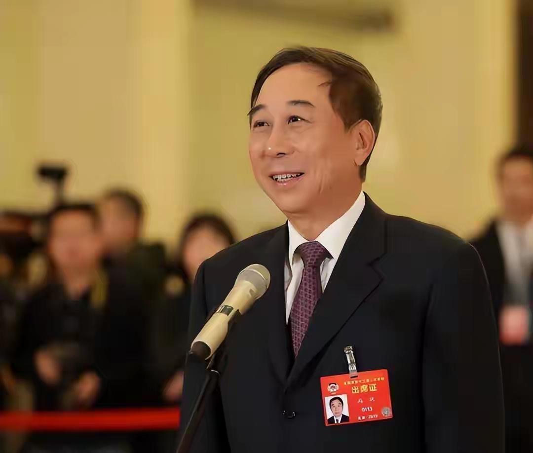 短短一个月，官媒对冯巩的介绍多了新头衔，释放出三大重要信号。3月底他在人民日报发