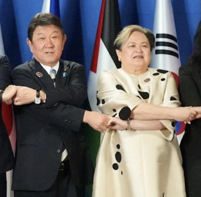 老祖宗说得太对了：向由心生！看看这张照片，左边是日本外长，右边是菲律宾外长，这