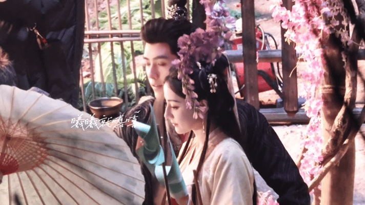 陈飞宇从热巴肩膀摸到小臂陈飞宇迪丽热巴自然的肢体接触白日提灯片场细节真的很戳人，