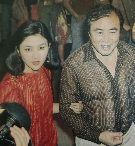 年轻的关之琳才18岁，性格相当的叛逆，嫁给年长自己16岁的富商王国旌，父亲关山坚决不同意