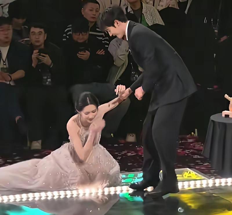 黄晓明又来曝料了，2月21日，黄晓明和王鹤棣黄子韬吃饭时突然聊到摔跤这个话题，黄