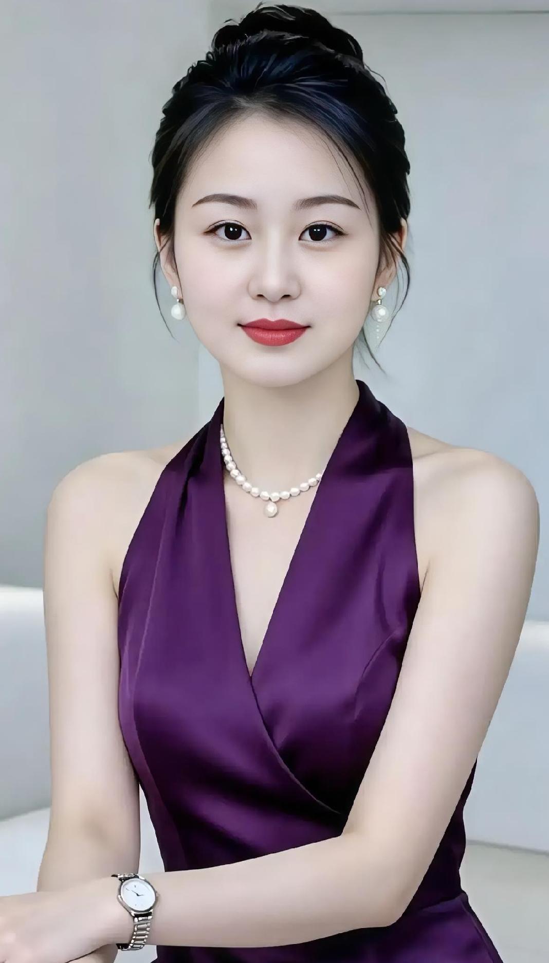 单位有个女同事，29岁，漂亮身材好。去年离婚，大家震惊。前夫在局里开车，人周正，