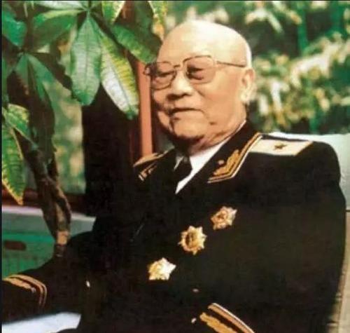 1945年，中苏军方宴会上，苏军和曾克林开玩笑，“你喝一杯酒，我就给一座军火库。