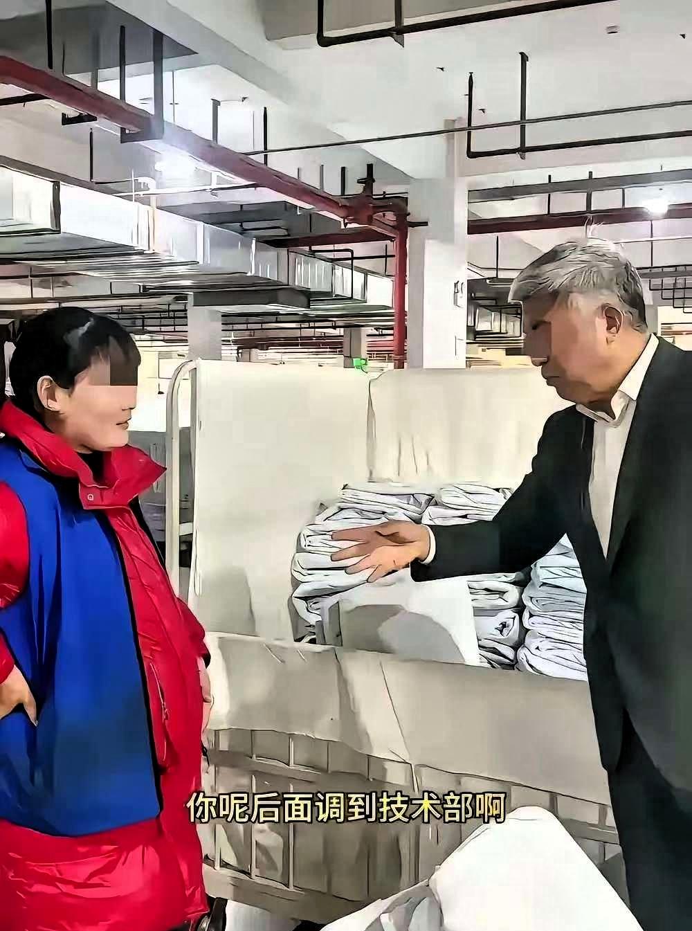 安徽宣城工厂一幕看哭打工人，怀孕女工挺着大肚子搬货，老板当场怒了。一位怀孕女