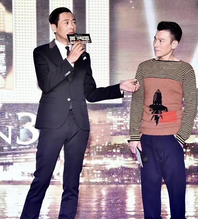 果然没有对比就没有伤害，刘德华站在周润发旁边，竟然矮了这么多，这还是周润发没有完