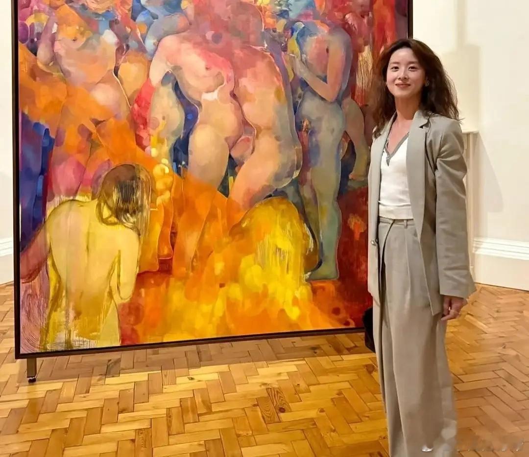 章泽天晒出在伦敦看艺术展，披着蓬松的小卷发，松弛随意！有一说一，像她这么有钱，还