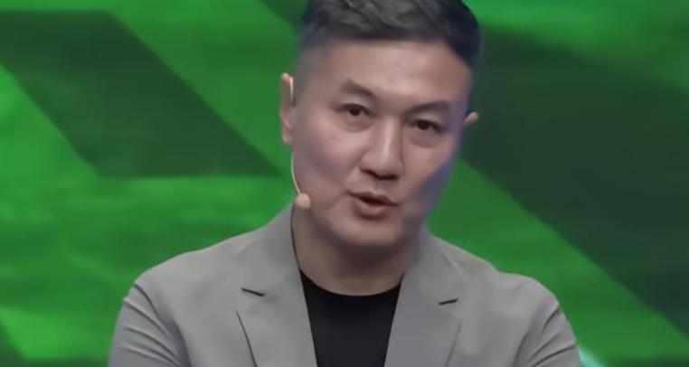 国安曾经的大牌指挥官时隔多年，再次透露他离队去鲁能的一些内幕，让球迷都为之动容。