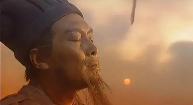 诸葛亮封神的三个缘由！三国乱世，诸葛亮成为这场职场大乱斗中的佼佼者，那他到底比周
