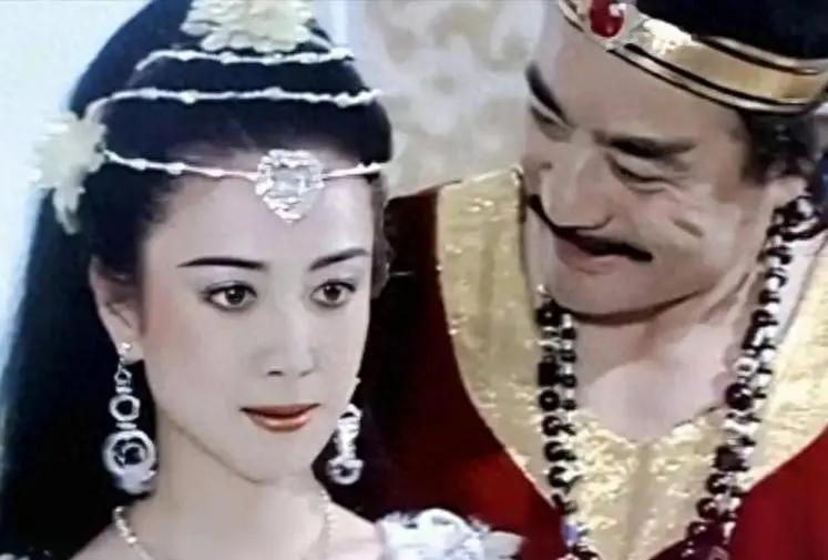 封神榜上365位神仙，为何独独没有她的名字？是罪孽深重，还是被神明算计？她本是凡