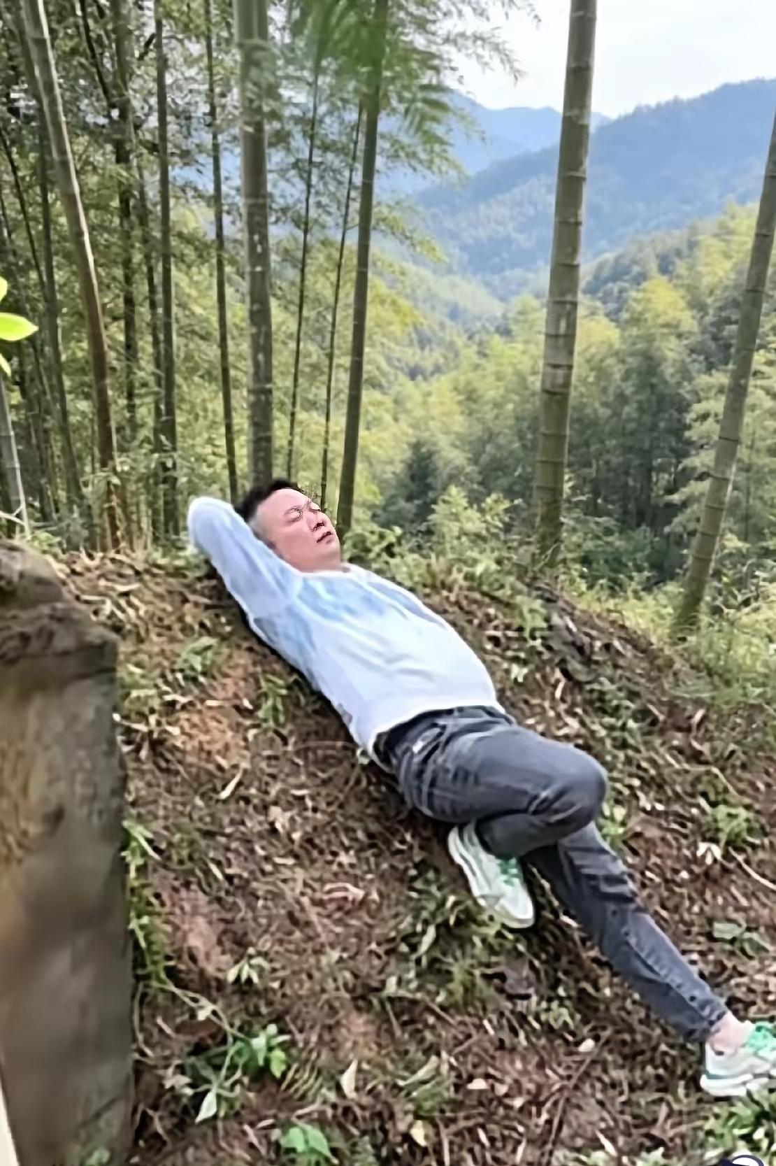 遗憾终生，一位男子清明节给父亲去上坟后，躺在父亲坟上说：我这一生，没见过你的模样