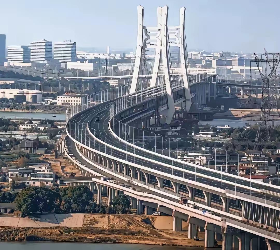 南昌2028年冲刺万亿GDP研判2025年，南昌市GDP达8141.69亿