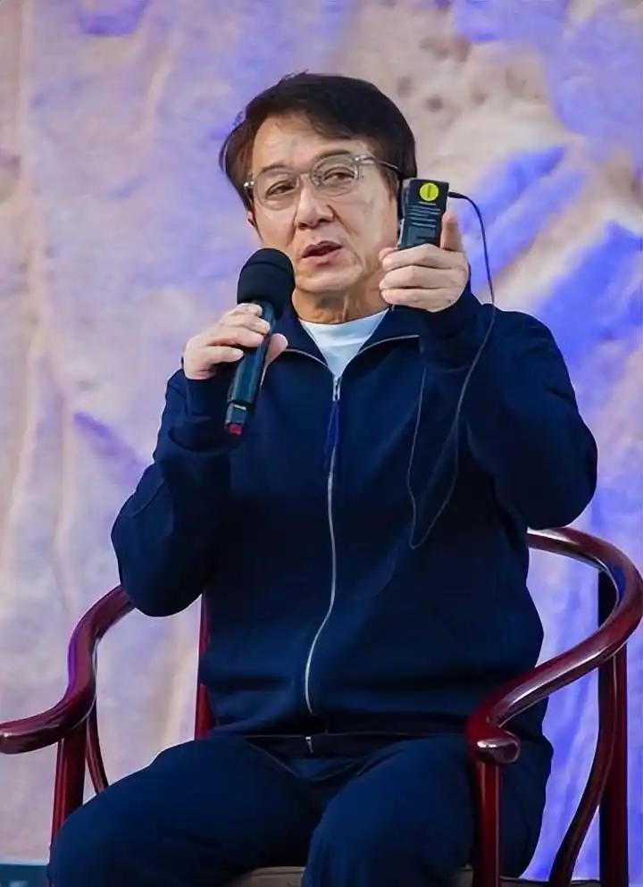 成龙大哥这辈子大概率要遗憾终生了！ 他挣再多的钱，再有巨星光环，已经71岁的