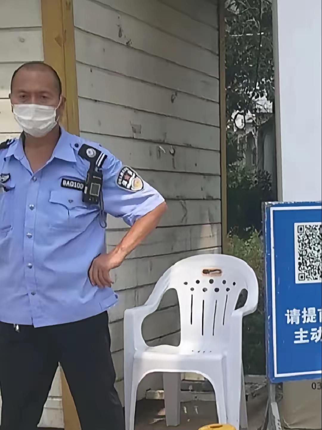过度礼貌不是好事，上周去弟弟小区，我隔着门禁朝保安笑着点头：“师傅您好，麻烦您方
