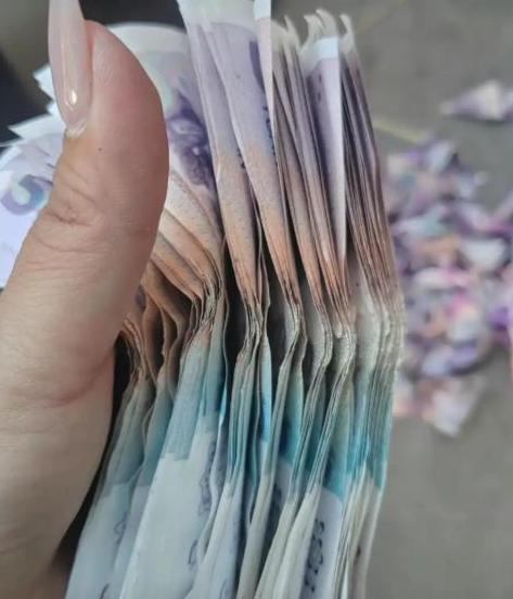 山东潍坊，郑女士扔垃圾时，在垃圾桶里捡到一个塑料袋。打开袋子的瞬间，她大吃一惊：
