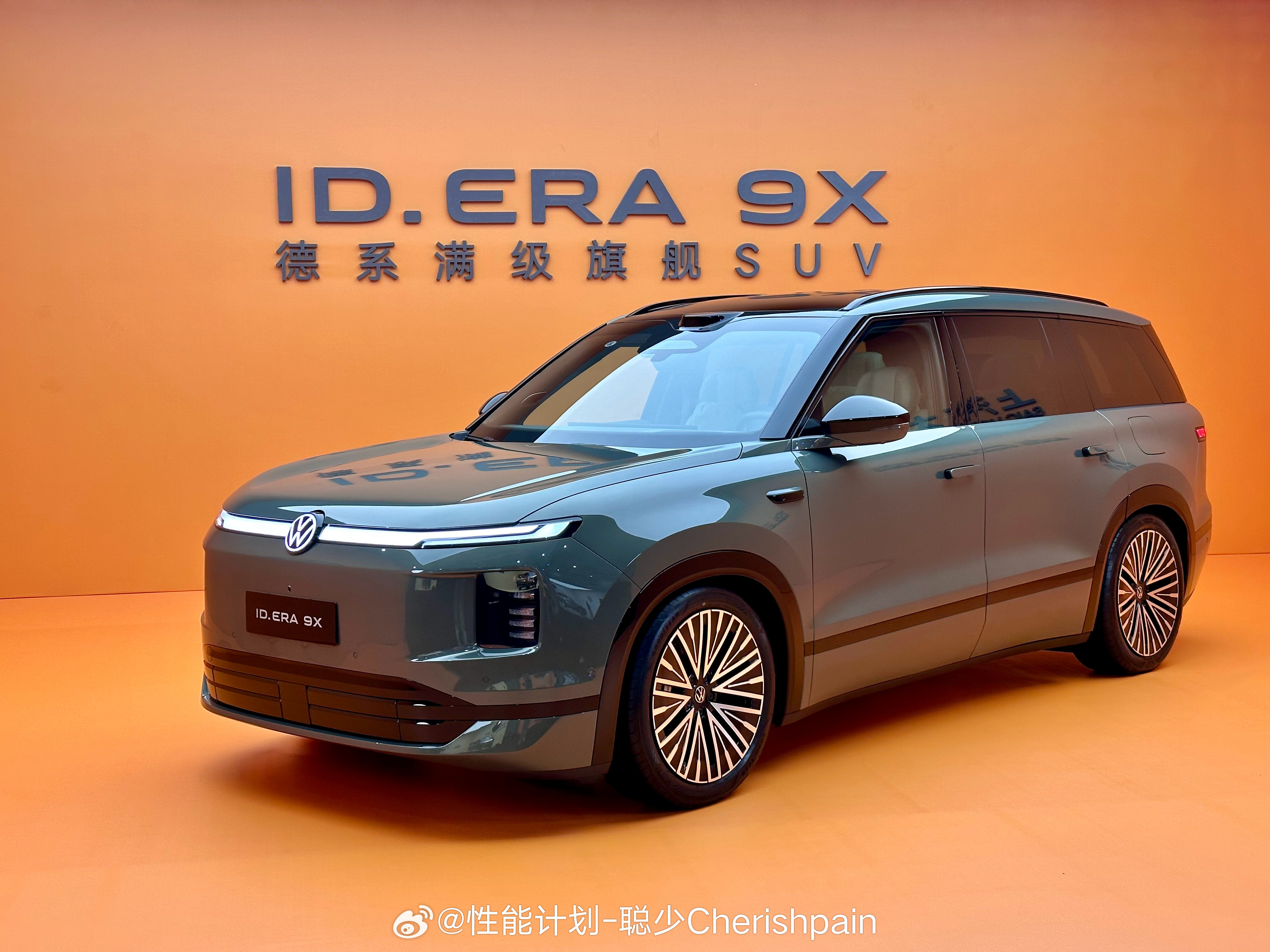 今天静态看了一下大众ID.ERA9X实车说实话这车细节真的让我感觉好陌生首先是