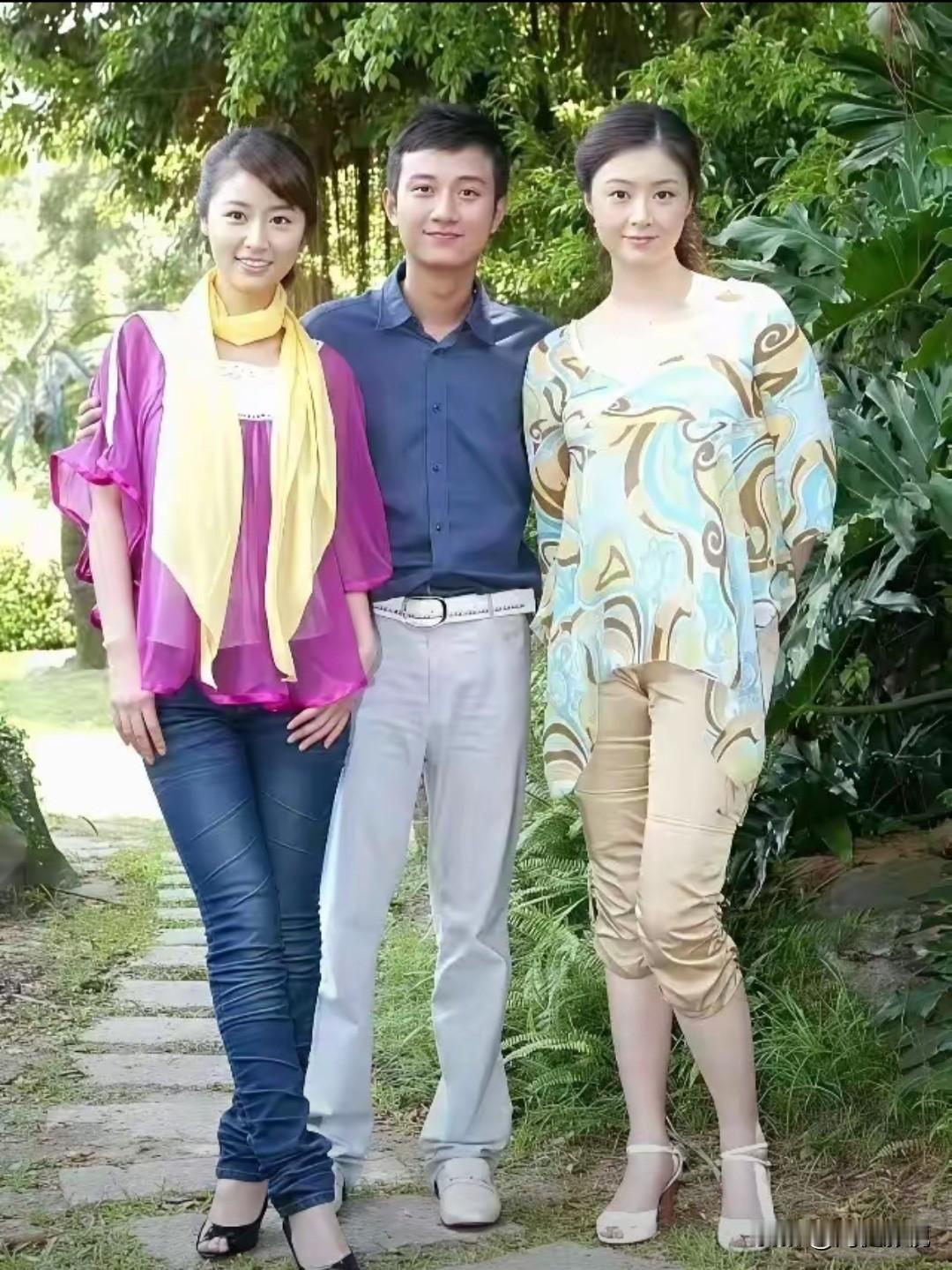 仔细看，那时的林心如细眉飞扬，朱唇榴齿，秀韵多姿！中间的男演员文章疏眉朗目，气宇