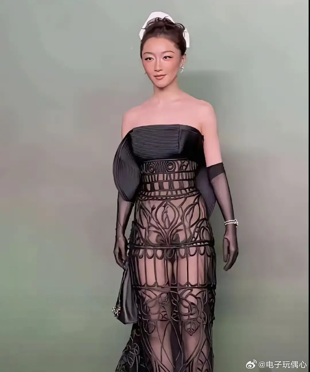 周冬雨又把礼服穿出了新样式！这件衣服穿在其他女明星身上感觉气质会不一样吧！哈哈