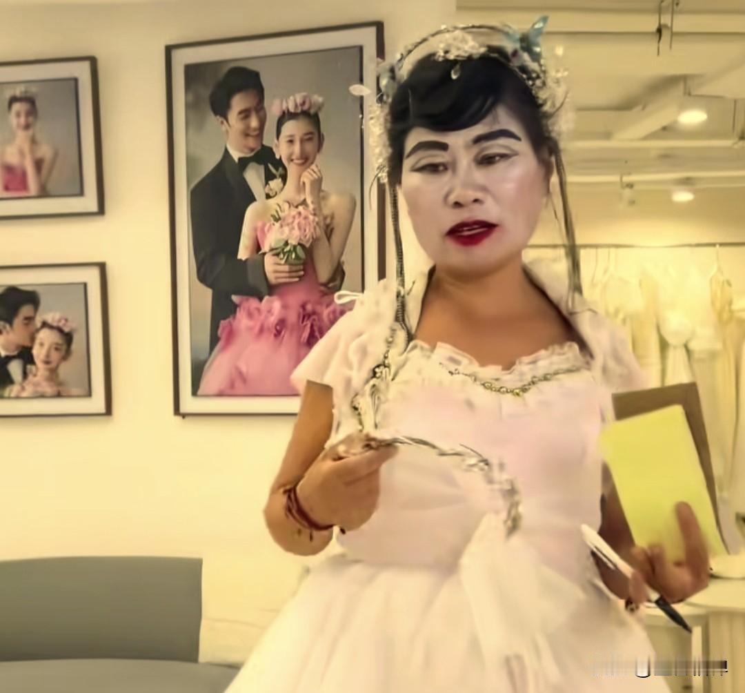 这个菏泽东明县婚纱女，整天穿着简陋的婚纱裙，脸上画着粗糙的妆容，别人结婚的时候。