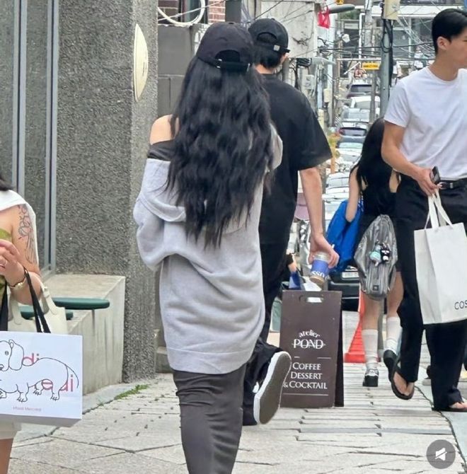 近日，有网友在首尔汉南洞偶遇王勉与一神秘美女逛街，引发恋情猜测。站姐发文证实恋情