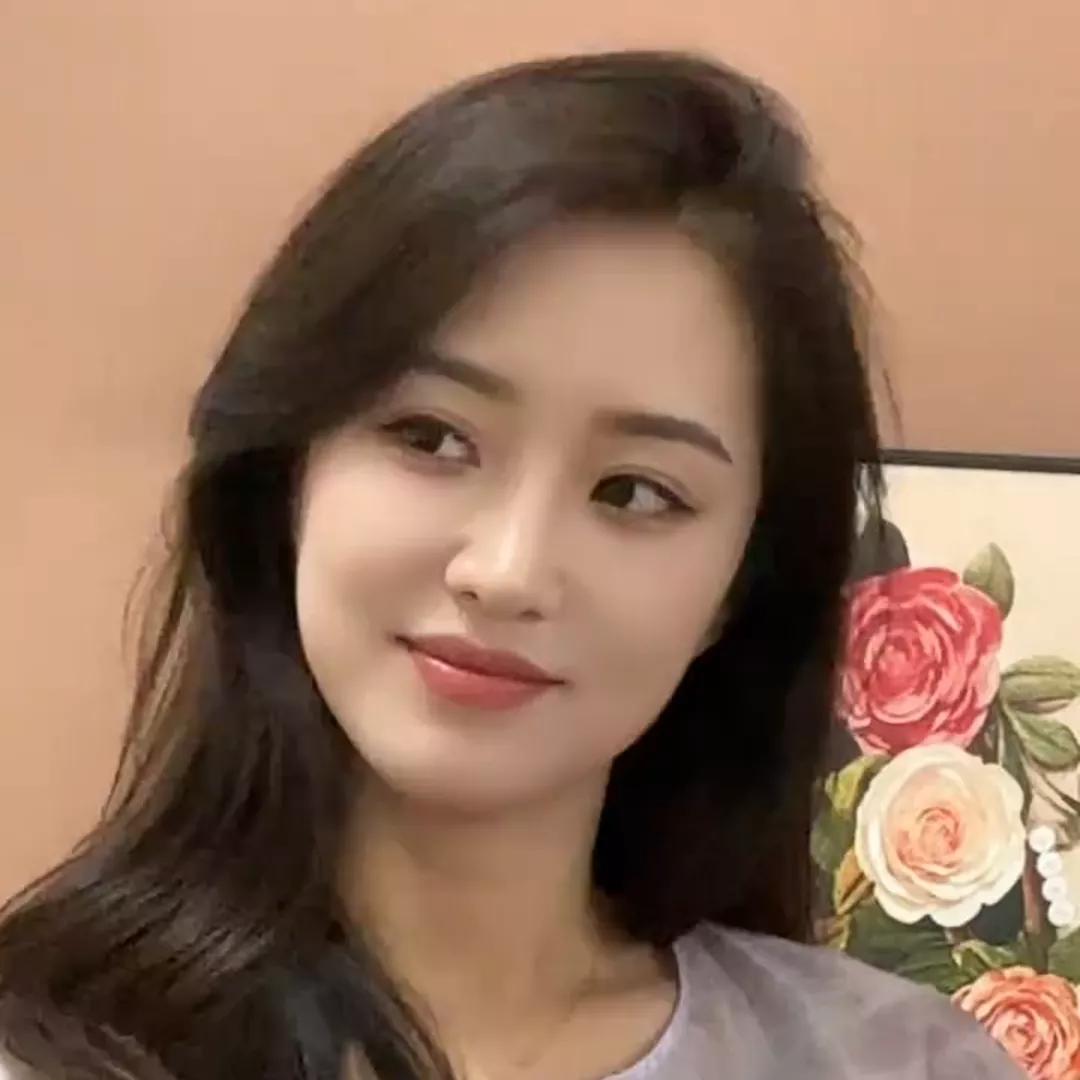 温柔微笑，花艺背景，甜美妆容，自然清新。