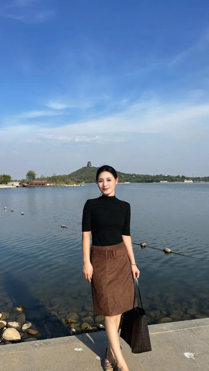 美女五官好精致，身材匀称曼妙，温文尔雅的气质，看起来很舒服，大家知道美女小姐姐在