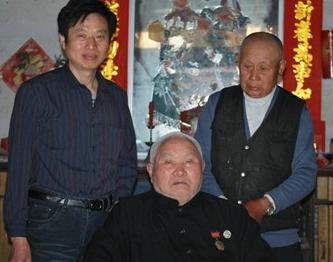 1955年，27岁的新四军周元官复员返乡，媒婆介绍一个有6个孩子的寡妇给她。谁知