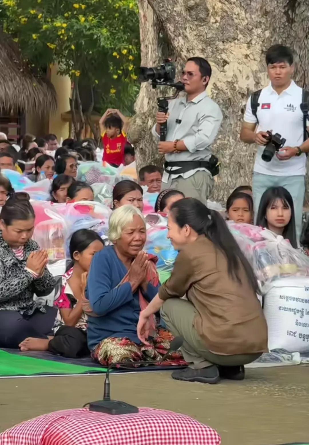 洪森夫人到柬埔寨边境慰问难民，洪玛奈夫人到边境慰问难民，着装和方式不一样，儿媳妇