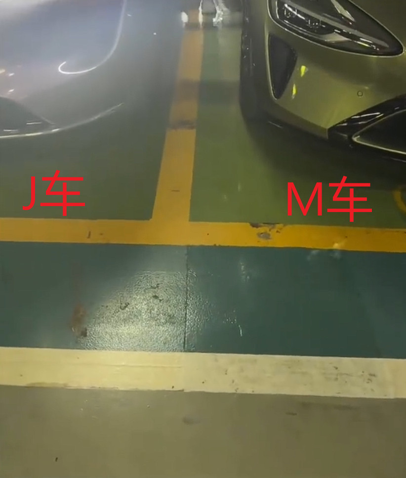 左边是J车，右边是M车（图一）。左边的J车车主开门杀碰到了M车，说右边的M车车主