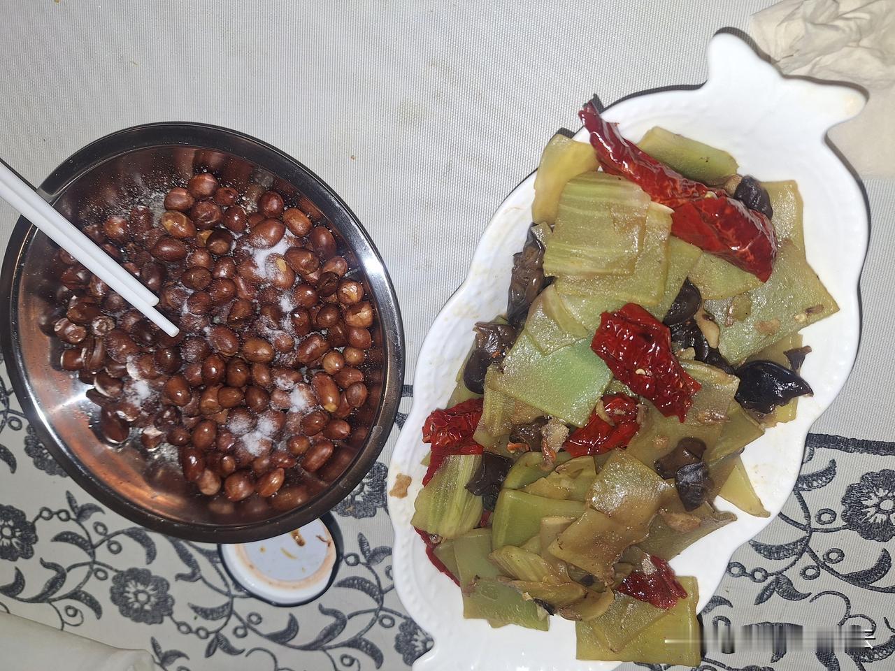 皮蛋瘦肉粥，青笋木耳，还有花生米