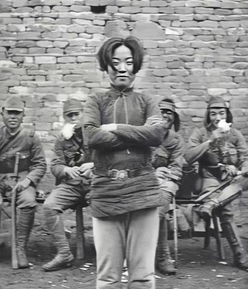 1938年，24岁女战士成本华被日本人轮流欺负后，她整理衣裳主动要求与日军合影，