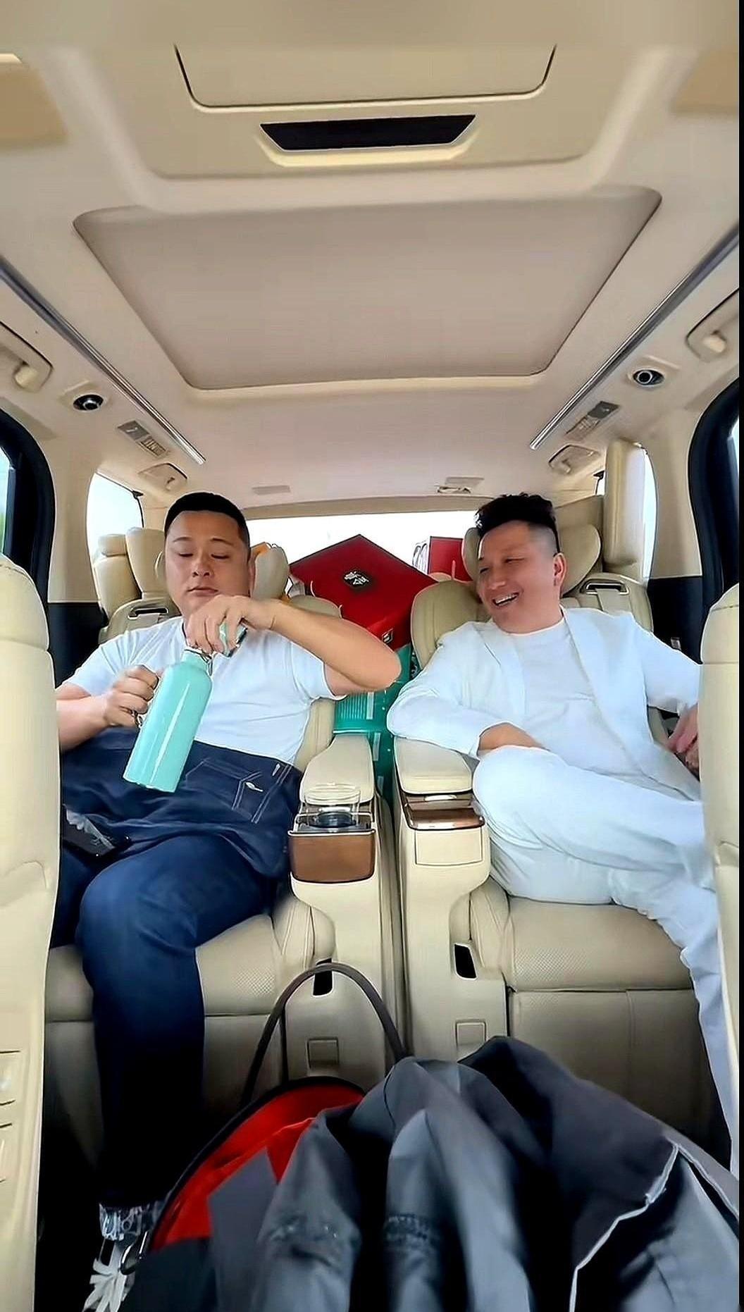 王思聪千里迢迢从北京跑到安徽六安，就为了看望小杨哥九十多岁的奶奶。场面看着是真