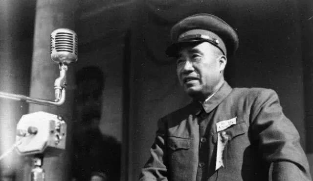 1952年6月2日，时任西南军区司令员的贺龙接到紧急通知，毛主席要在中南海见他。