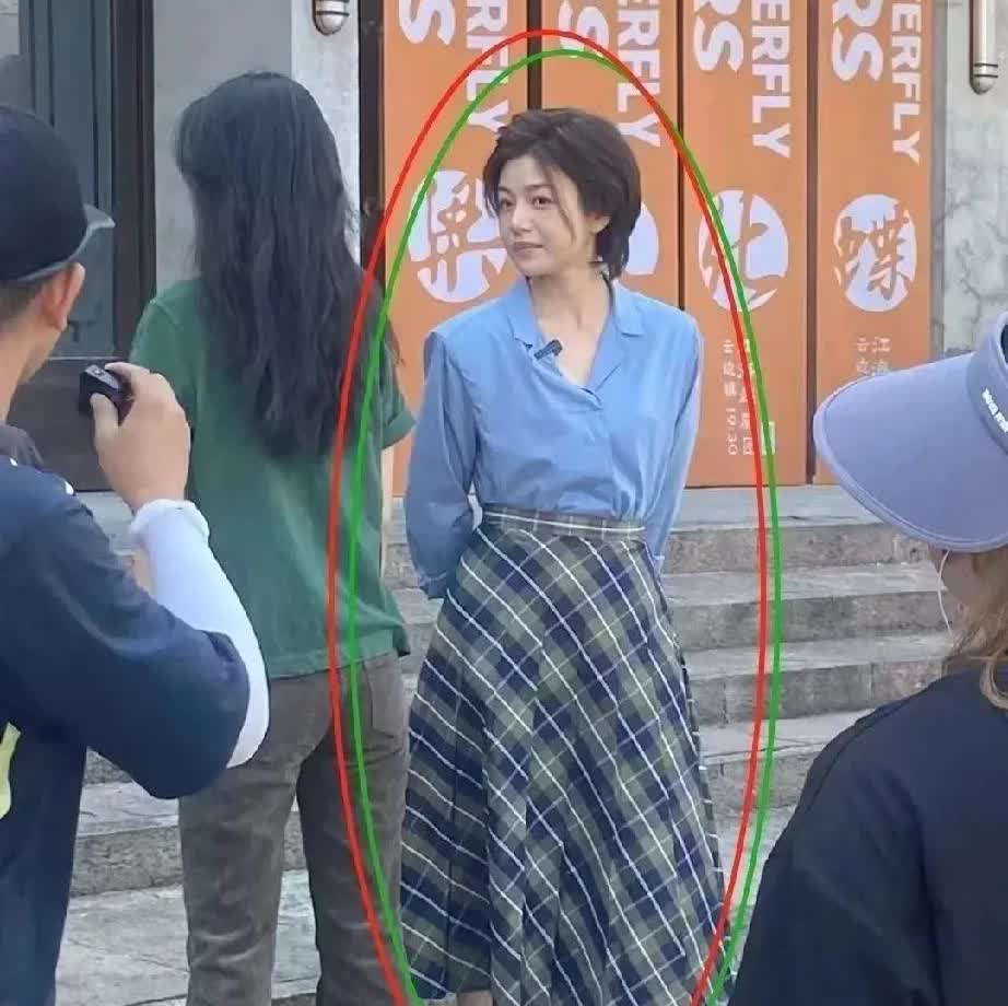 我的老天奶，看来她是真不上镜....其实本人比照片漂亮很多，她的五官也很