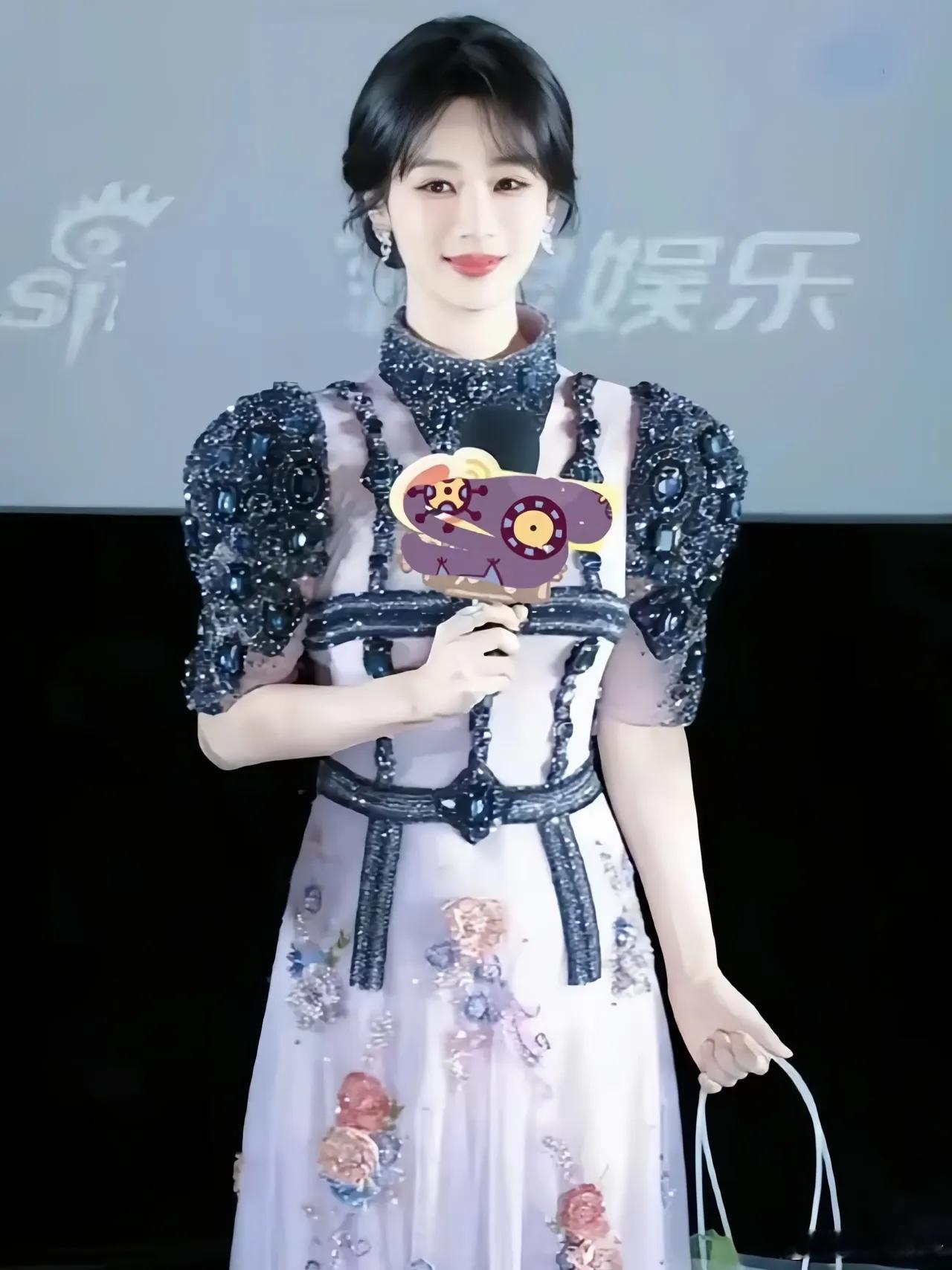 杨紫以“小姨”同款盘发出席活动，与李现同框尽显优雅温柔。​​​