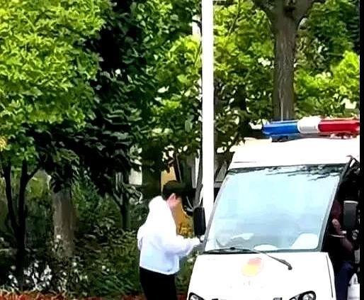 头哥：小豆包你怎么还没下来？敞篷马车马上就要出发啦！莎莎：来啦来啦！马上就到！