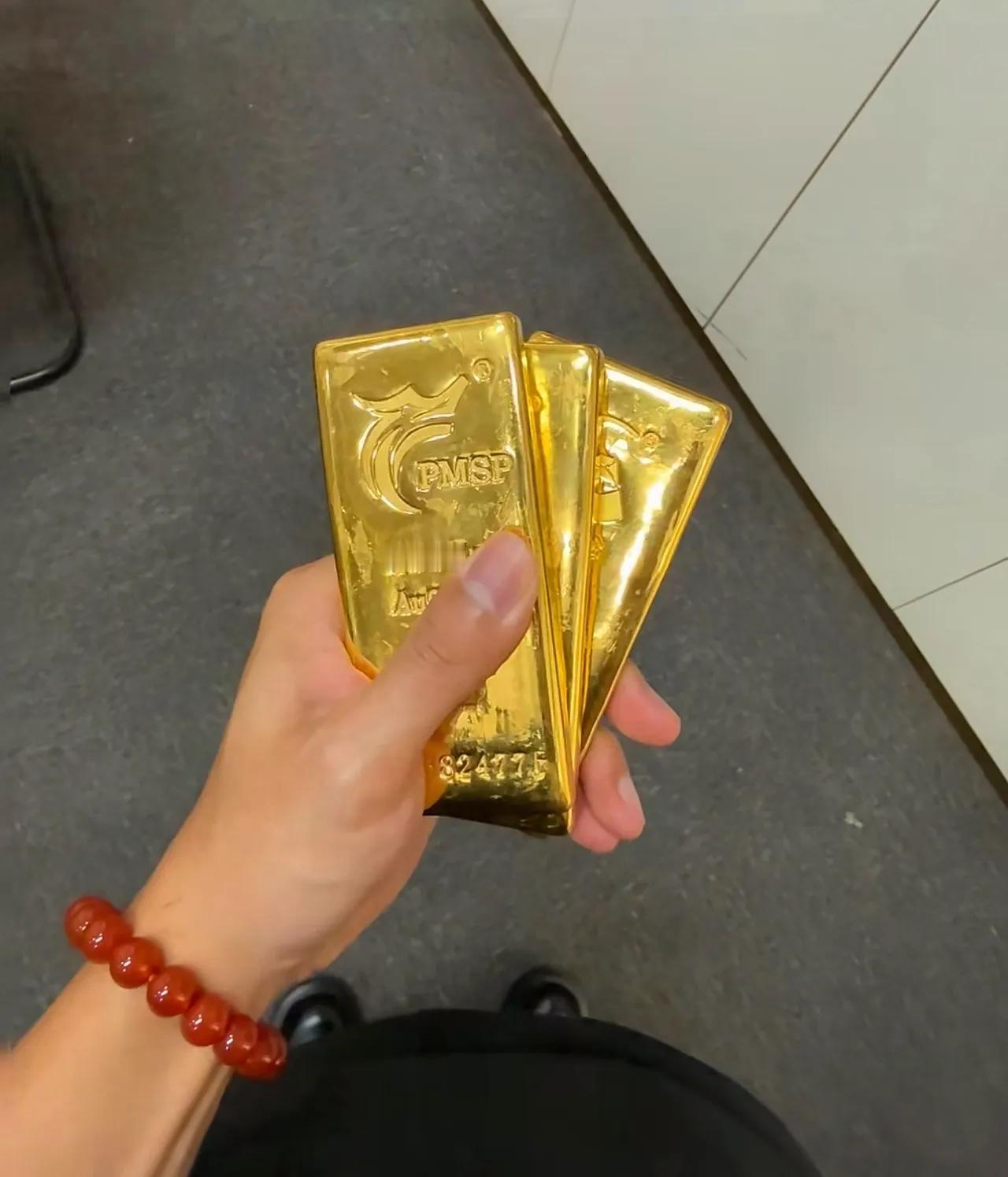 一觉醒来，手里有黄金的要笑麻了！不是因为金价涨了，而是这次是连续暴涨。前天金