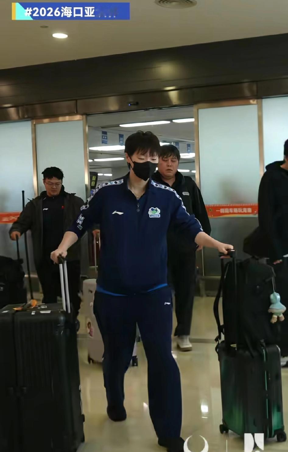 王曼昱在机场那么热闹的氛围里，她依旧是一副沉静从容的模样。她穿着蓝色运动套装