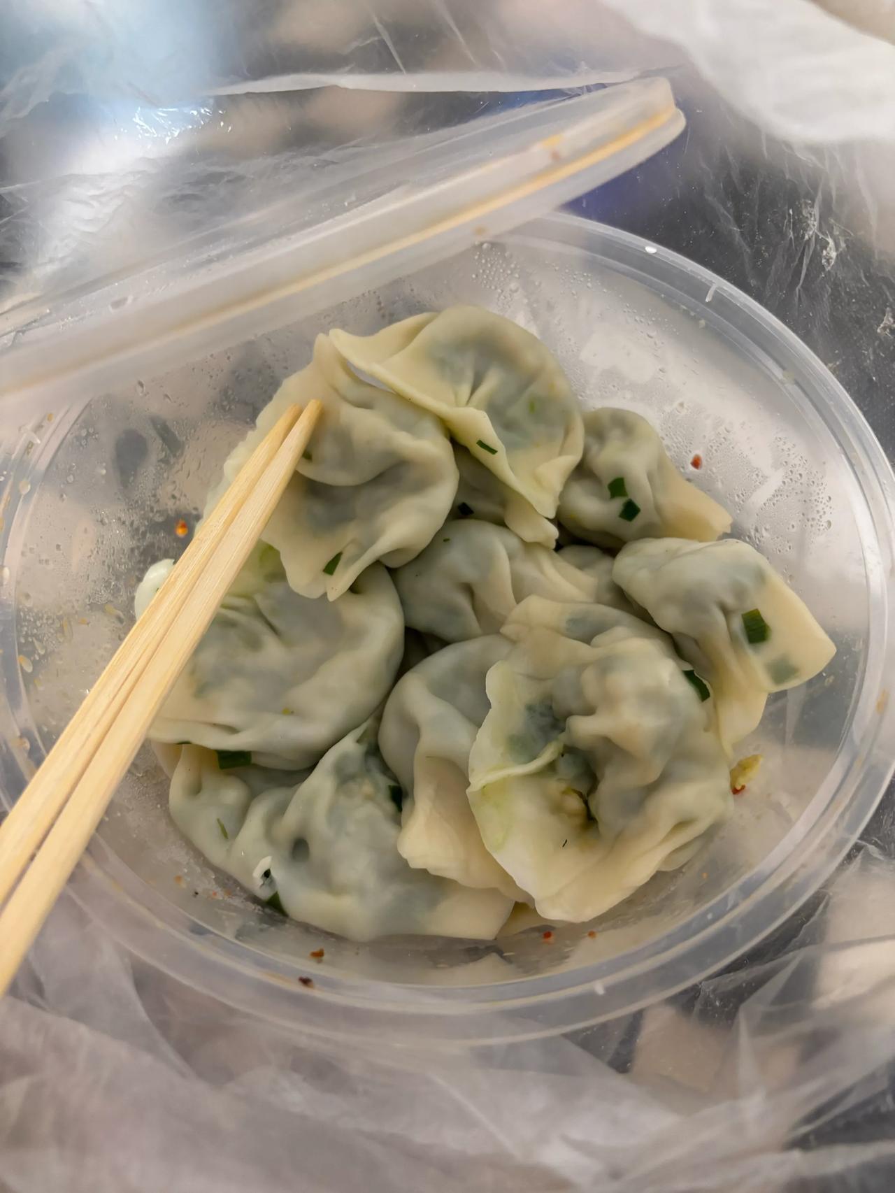 我最喜欢的食物还是饺子，而且是韭菜鸡蛋馅的饺子。冬天到了，可以家人团聚一起包饺