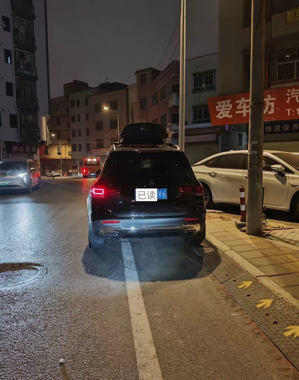 第一次见到！真有人用驻车灯啊！