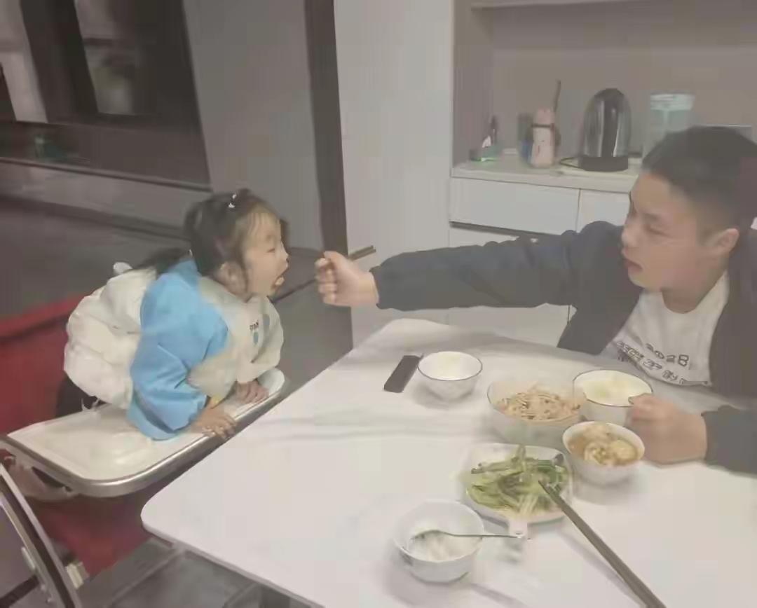 2岁妹妹天天“使唤”自闭症哥哥，妈妈发现哥哥反而“越来越好”家里两岁的小女