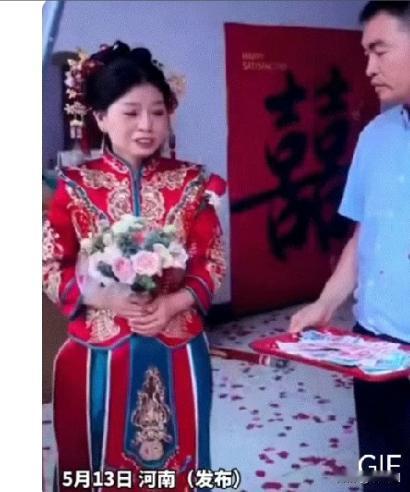 泪目！河南，一名女子结婚，但因为父母已经离世，所以送女子出嫁的责任就放到了哥哥的