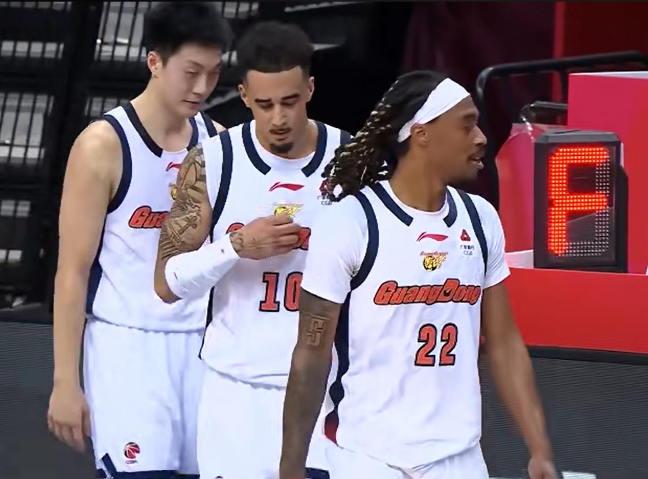没完没了，广东队就两个外援不断投篮！家人们，最近看广东队的比赛，真的快被气炸了