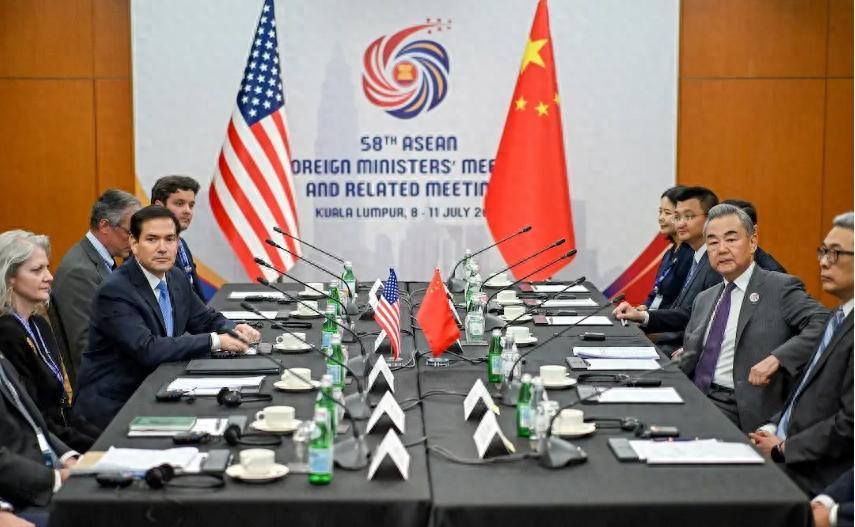 中美外长终于在马来西亚碰了个头。会谈安排在东盟外长会的最后一天下午，闭门一小