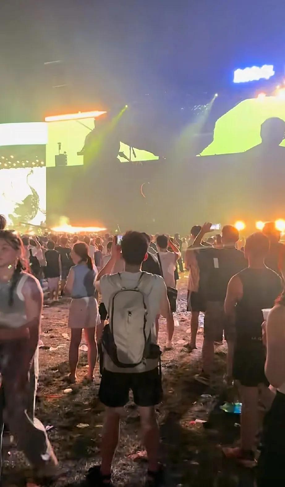 音乐节结束了，现场一片狼藉，不知道哪位美女的装备掉了。可见音乐节的现场真的很刺