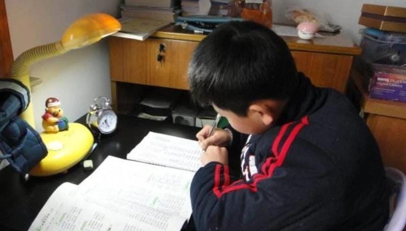 初中成绩好不好，其实小学就能看出来！1、小学拔尖的，初中大概率不会差；小学中上