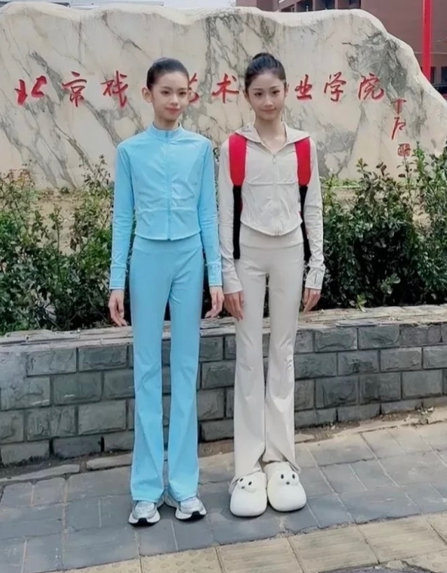 人家这孩子怎么培养的看上去白白净净的，个儿长得也高看这年龄也就十多岁身材