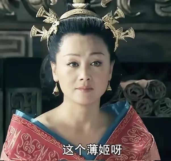 前195年，刘邦去世，薄姬跪在他的灵前痛哭。吕后走来，对她温柔地说：“你去代国陪